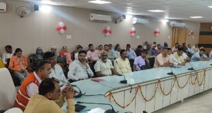 Organizing a seminar : डॉ अनुराग श्रीवास्तव के नेतृत्व में विकास भवन सभागार में विकास भवन के अधिकारियों व कर्मचारियों के मध्य रक्तदान जागरूकता गोष्ठी का आयोजन ?