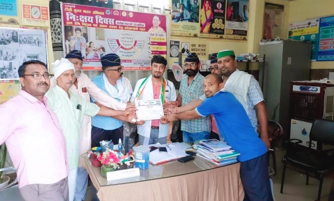 Doctor honored: चिकित्सक को किया सम्मानित  राष्ट्रीय सैनिक संस्था ने राष्ट्रीय चिकित्सा दिवस पर डॉ. राधेश्याम यादव को सम्मानित किया, कई गणमान्य लोग उपस्थित रहे।
