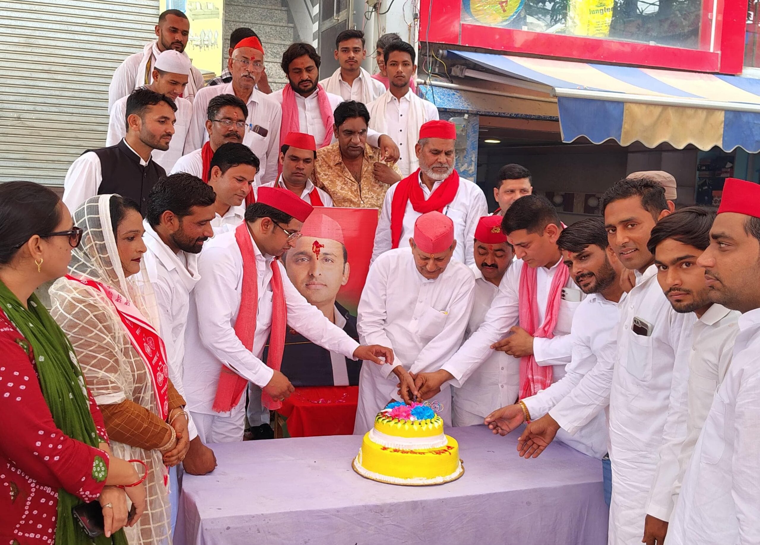 Resolved To Make Him Chief Minister: समाजवादी पार्टी हापुड़ कार्यालय पर अखिलेश यादव का 52वां जन्मदिन धूमधाम से मनाया गया।