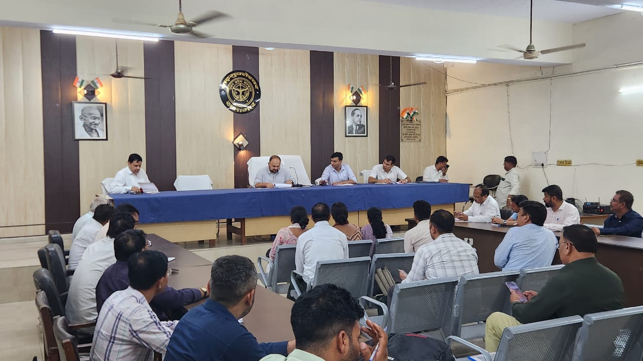 District Magistrate held a meeting : गंगा एक्सप्रेसवे के कार्य को समय अंतर्गत पूर्ण करने को लेकर जिलाधिकारी ने ली बैठक ?