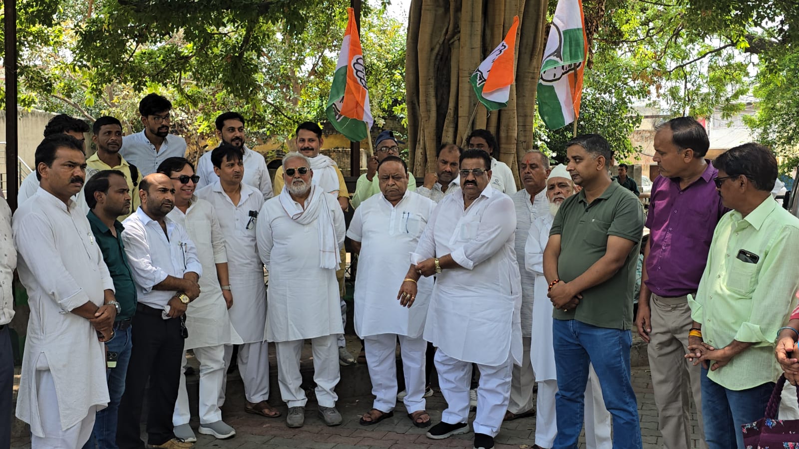 Congress in opposition : उत्तर प्रदेश में भाजपा सरकार द्वारा 5 हजार प्राइमरी और जूनियर विद्यालयों को मर्ज करने के विरोध में कांग्रेस ?