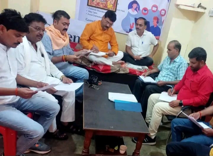 District President Kallu Singh Rajput : डा मुख़र्जी के जन्मदिन की योजना बैठक करते जिलाध्यक्ष कल्लू सिंह राजपूत ?