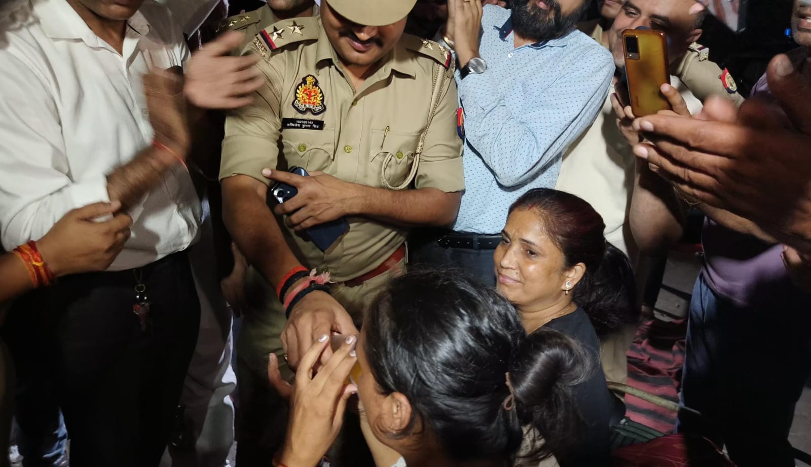 Amicable solution : पत्रकार अपूर्वा चौधरी का अनशन समाप्त, सौहार्दपूर्ण समाधान ?