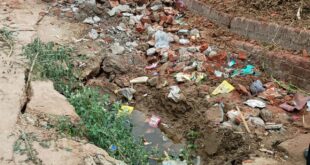 Trouble with removal : हापुड़ के रामपुर मे बने नाले की पुलीया निचे की ओर धशं गयी जिसमें गांव के लोगों को हो रही है निकालने की परेशानी ?