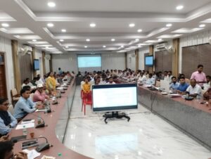 Pension distribution : ग्राम पंचायतों के विकास कार्यों की जिलाधिकारी ने की समीक्षा, साफ-सफाई से लेकर पेंशन वितरण तक दिए सख्त निर्देश