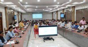 Pension distribution : ग्राम पंचायतों के विकास कार्यों की जिलाधिकारी ने की समीक्षा, साफ-सफाई से लेकर पेंशन वितरण तक दिए सख्त निर्देश 