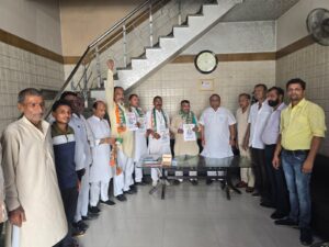 Honored : चमन शर्मा धौलाना ब्लॉक अध्यक्ष, हरिओम चौहान जिला उपाध्यक्ष और फुरकान कुरैशी जिला महासचिव नियुक्त, कांग्रेस जिलाध्यक्ष राकेश त्यागी ने पदाधिकारियों को मनोनयन पत्र और I कार्ड पहनाकर किया सम्मानित ?