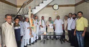 Honored : चमन शर्मा धौलाना ब्लॉक अध्यक्ष, हरिओम चौहान जिला उपाध्यक्ष और फुरकान कुरैशी जिला महासचिव नियुक्त, कांग्रेस जिलाध्यक्ष राकेश त्यागी ने पदाधिकारियों को मनोनयन पत्र और I कार्ड पहनाकर किया सम्मानित ?