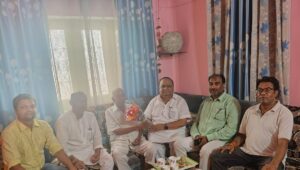 Blessings of Moolchand Sharma: कांग्रेस जिलाध्यक्ष राकेश त्यागी ने लिया वरिष्ठ कांग्रेसी पंडित मूलचंद शर्मा का आशीर्वाद, फूलों का बुके देकर किया सम्मानित ?