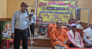 Writers at the symposium : गुरु पूर्णिमा पर काव्य गोष्ठी में साहित्यकारों ने गुरु वंदना कर काव्य पाठ किया ?