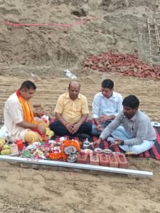 The directors performed the puja : आनंद विहार में M & M Protec के 4th टावर का भी हुआ शुभारंभ, शुभारंभ पर हाऊसिंग प्रोजेक्ट के डायरेक्टरों ने की पूजा ?