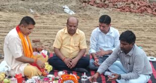 The directors performed the puja : आनंद विहार में M & M Protec के 4th टावर का भी हुआ शुभारंभ, शुभारंभ पर हाऊसिंग प्रोजेक्ट के डायरेक्टरों ने की पूजा ?