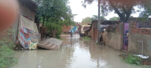 Flood like situation : सहेवा गांव जलमग्न, नालियों की सफाई न होने से बाढ़ जैसे हालात