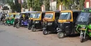 Auto drivers : कैब और ऑटो चालकों को गाड़ी में लिखना होगा नाम और आधार नंबर, ट्रेस करना होगा आसान ?
