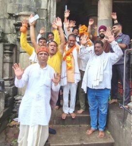 Crowd of Shiva devotees : कांधे पर टंगी गंगा जल की केनी और बम भोले के जयकारे', नीलकंठ पैदल मार्ग पर शिव भक्तों की भीड़