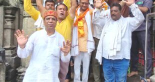 Crowd of Shiva devotees : कांधे पर टंगी गंगा जल की केनी और बम भोले के जयकारे', नीलकंठ पैदल मार्ग पर शिव भक्‍तों की भीड़