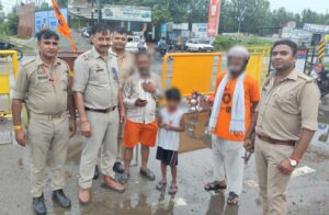 Follow religion too : पुरकाजी थानाध्यक्ष जयवीर सिंह व उनकी टीम कावड़ियों की सेवा भाव में लगे हुए और इंसानियत का धर्म भी निभा रहें