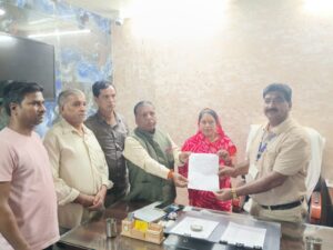 Demanded justice : बेरसिया व्यापारियों ने बस स्टैंड विवाद पर सीएमओ को ज्ञापन सौंपकर न्याय की मांग की
