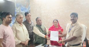 Demanded justice : बेरसिया व्यापारियों ने बस स्टैंड विवाद पर सीएमओ को ज्ञापन सौंपकर न्याय की मांग की