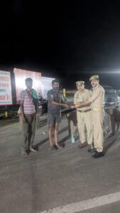 Social responsibility : पुरकाजी पुलिस इंसानियत की मिसाल, ड्यूटी संग निभा रहे सामाजिक ज़िम्मेदारी