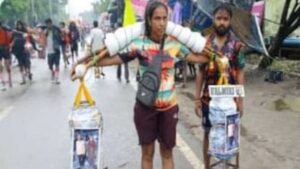 shoulders bowed with urn : सास-ससुर के लिए कांवड़ लेकर आई शबनम,गंगाजल कलश से झुके कंधे ?