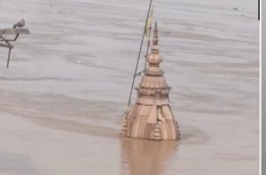 Submerged temple on the ghat : वाराणसी में गंगा नदी का जलस्तर बढ़ा, मणिकर्णिका घाट पर डूबा मंदिर ?