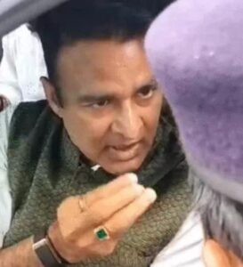 Police and former MLA : मेरठ में संगीत सोम की गाड़ी रोकी, पुलिस और पूर्व विधायक के बीच हॉट-टॉक