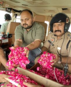 Flower shower from helicopter : गढ़मुक्तेश्वर ब्रजघाट पर कांवड़ियों का भव्य स्वागत: हेलीकॉप्टर से पुष्प वर्षा ?