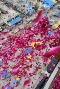 Flower shower from helicopter : गढ़मुक्तेश्वर ब्रजघाट पर कांवड़ियों का भव्य स्वागत: हेलीकॉप्टर से पुष्प वर्षा ? 