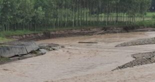 Heavy loss to farmers : बरसाती नदियों के तेज बहाव से खेतों में भारी कटाव, किसानों को भारी नुकसान ?