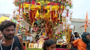 Dance to the tune : हापुड़ में कांवड़ियों का सैलाब: भोले बाबा की भक्ति में झूमे श्रद्धालु, डीजे की धुन पर किया नृत्य ? 