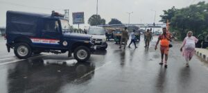 Dedication of police is commendable : बारिश में भी डटे SI धर्मपाल शर्मा: हाईवे-2 पर कांवड़ियों की सुरक्षा में हापुड़ पुलिस का समर्पण प्रशंसनीय ?