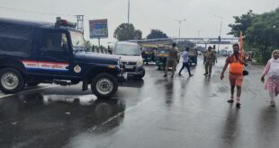 Dedication of police is commendable : बारिश में भी डटे SI धर्मपाल शर्मा: हाईवे-2 पर कांवड़ियों की सुरक्षा में हापुड़ पुलिस का समर्पण प्रशंसनीय ?