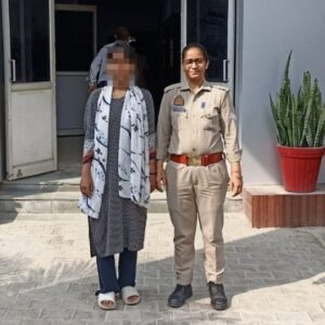 Blackmailing : हाथरस की युवती ने बॉयफ्रेंड संग मिलकर कारोबारी को फंसाया, स्पाई कैमरे से ब्लैकमेलिंग ? 