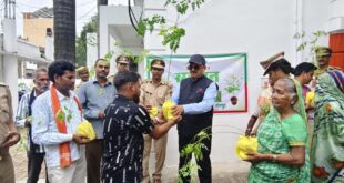 Nutrition Campaign : जिलाधिकारी की पहल से कलेक्ट्रेट परिसर में सहजन (मोरिंगा) पौधे का वितरण, एक स्वास्थ्य और पोषण अभियान