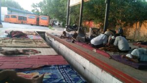 Sitting on a dharna : बिना सूचना बंद किए गए बस डिपो, कर्मचारियों की हालत बदतर, वेतन और हक़ की लड़ाई के लिए बैठे धरने पर ?