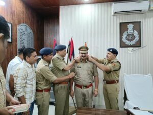 Timekeeper Atri : उप-निरीक्षक समयपाल अत्री को पदोन्नति पर स्टार लगाकर दी गई बधाई, शुभकामनाएं ?