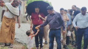 Jiladhikari daw Dinesh Chandra:द्वारा बदलापुर में पीली नदी पर खुदाई के कार्य का औचक निरीक्षण किया किया गया