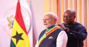 भारत-घाना ने द्विपक्षीय संबंधों को व्यापक साझेदारी के स्तर तक बढ़ाने का फैसला किया: मोदी प्रधानमंत्री नरेन्द्र मोदी ने आज अकरा में राष्ट्रपति जॉन ड्रामानी महामा से बातचीत के बाद कहा कि भारत और घाना ने अपने द्विपक्षीय संबंधों को व्यापक साझेदारी के स्तर तक बढ़ाने का फैसला किया है। उन्होंने कहा कि भारत घाना के राष्ट्र निर्माण की यात्रा में सिर्फ भागीदार ही नहीं बल्कि सह-यात्री भी है। प्रधानमंत्री मोदी ने द्विपक्षीय वार्ता के बाद अक्कारा में जुबली हाउस में मीडिया को संबोधित करते हुए कहा कि तीन दशकों के अंतराल के बाद कोई भारतीय प्रधानमंत्री घाना का दौरा कर रहा है और यह उनके लिए बेहद गर्व की बात है कि उन्हें घाना आने का यह अवसर दिया गया है। उन्होंने राष्ट्रपति महामा को दिसंबर 2024 के आम चुनावों में जीत के लिए बधाई दी, जो दूसरे कार्यकाल के लिए चुने गए हैं। उन्होंने कहा कि यह जीत घाना के लोगों के उनके नेतृत्व और विजन में गहरे भरोसे को दर्शाती है। मोदी ने कहा, “राष्ट्रपति महामा और मैंने अपनी द्विपक्षीय साझेदारी को 'व्यापक साझेदारी' के स्तर तक बढ़ाने का फैसला किया है। घाना के राष्ट्र निर्माण की यात्रा में भारत न केवल भागीदार है, बल्कि सह-यात्री भी है।”