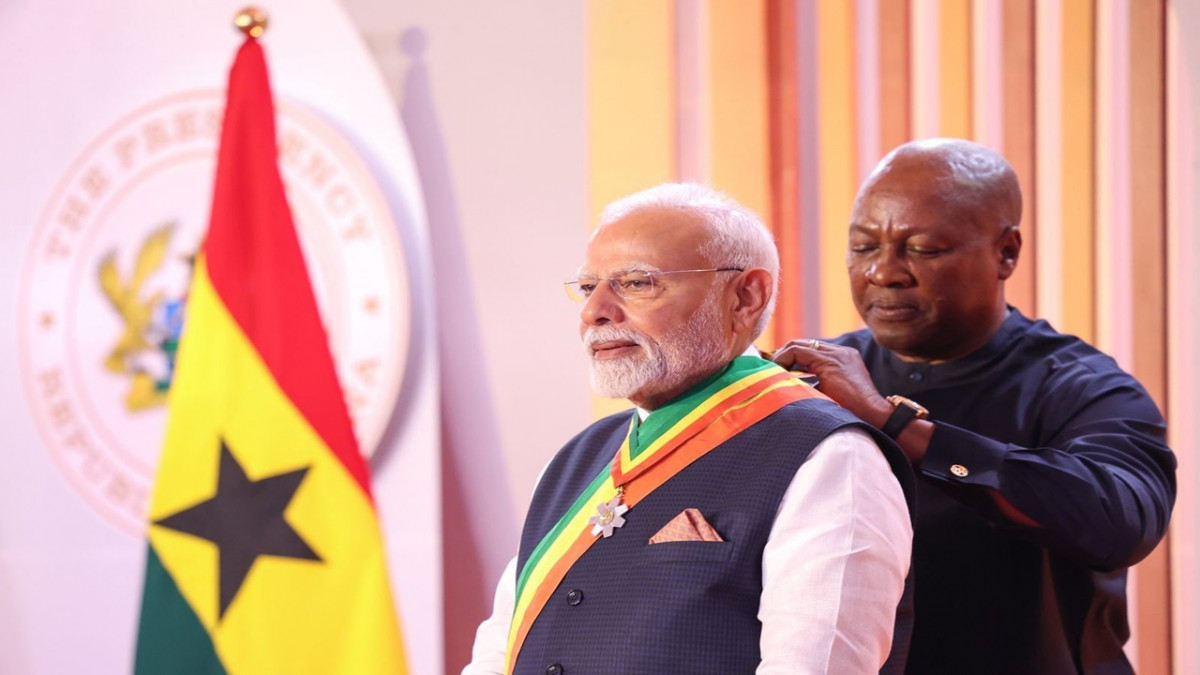 भारत-घाना ने द्विपक्षीय संबंधों को व्यापक साझेदारी के स्तर तक बढ़ाने का फैसला किया: मोदी प्रधानमंत्री नरेन्द्र मोदी ने आज अकरा में राष्ट्रपति जॉन ड्रामानी महामा से बातचीत के बाद कहा कि भारत और घाना ने अपने द्विपक्षीय संबंधों को व्यापक साझेदारी के स्तर तक बढ़ाने का फैसला किया है। उन्होंने कहा कि भारत घाना के राष्ट्र निर्माण की यात्रा में सिर्फ भागीदार ही नहीं बल्कि सह-यात्री भी है। प्रधानमंत्री मोदी ने द्विपक्षीय वार्ता के बाद अक्कारा में जुबली हाउस में मीडिया को संबोधित करते हुए कहा कि तीन दशकों के अंतराल के बाद कोई भारतीय प्रधानमंत्री घाना का दौरा कर रहा है और यह उनके लिए बेहद गर्व की बात है कि उन्हें घाना आने का यह अवसर दिया गया है। उन्होंने राष्ट्रपति महामा को दिसंबर 2024 के आम चुनावों में जीत के लिए बधाई दी, जो दूसरे कार्यकाल के लिए चुने गए हैं। उन्होंने कहा कि यह जीत घाना के लोगों के उनके नेतृत्व और विजन में गहरे भरोसे को दर्शाती है। मोदी ने कहा, “राष्ट्रपति महामा और मैंने अपनी द्विपक्षीय साझेदारी को 'व्यापक साझेदारी' के स्तर तक बढ़ाने का फैसला किया है। घाना के राष्ट्र निर्माण की यात्रा में भारत न केवल भागीदार है, बल्कि सह-यात्री भी है।”