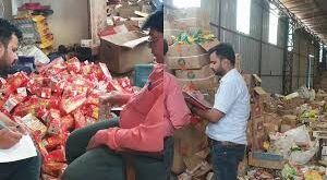 Food item : बिक रही एक्सपायरी डेट हो चुकी खाद्य सामग्री या बिक रहा मौत का सामान ?