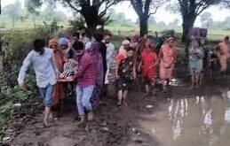 Towed away : बारिश में कीचड़ भरी सड़कें, गर्भवती को चार किमी तक कंधे पर उठाकर ले गए