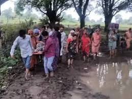 Towed away : बारिश में कीचड़ भरी सड़कें, गर्भवती को चार किमी तक कंधे पर उठाकर ले गए