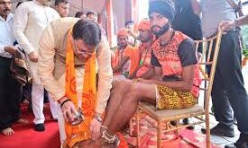 Feet of the kanwariyas : उत्तराखंड के मुख्यमंत्री ने कांवड़ियों के चरण धोए व पुष्प वर्षा कर शिव भक्तों का किया स्वागत किया ?