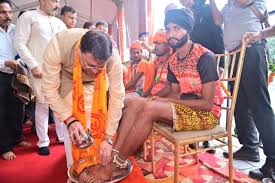 Feet of the kanwariyas : उत्तराखंड के मुख्यमंत्री ने कांवड़ियों के चरण धोए व पुष्प वर्षा कर शिव भक्तों का किया स्वागत किया ?
