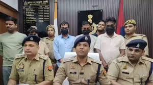 Threatening with a gun : लखनऊ में फर्ज़ी SOG गिरोह गिरफ्तार, नकली पुलिस बन ठगी और तमंचा लेकर धमकी ? 