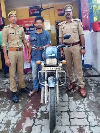 Weapons recovered : थाना खुटहन मुठभेड़ में वांछित गो-तस्कर घायल गिरफ्तार, चोरी की मोटरसाइकिल और हथियार बरामद ?