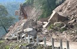Hill collapsed due to heavy rain : रूद्रप्रयाग में भारी बारिश से पहाड़ी दरकी, यात्रियों ने भागकर बचाई अपनी जान ?
