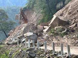 Hill collapsed due to heavy rain : रूद्रप्रयाग में भारी बारिश से पहाड़ी दरकी, यात्रियों ने भागकर बचाई अपनी जान ?