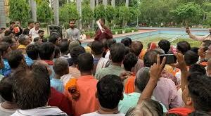 Annoyed at being : व्यापारियों ने ट्रस्ट भूमि पर स्थाई मंडी की मांग की, गांव में लगने पर नाराज़ ?